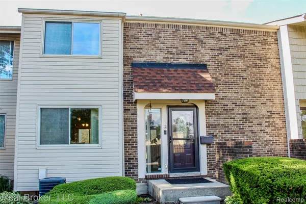 $176,500 | 2 Woodbridge Towne Street, Southfield, MI 48075