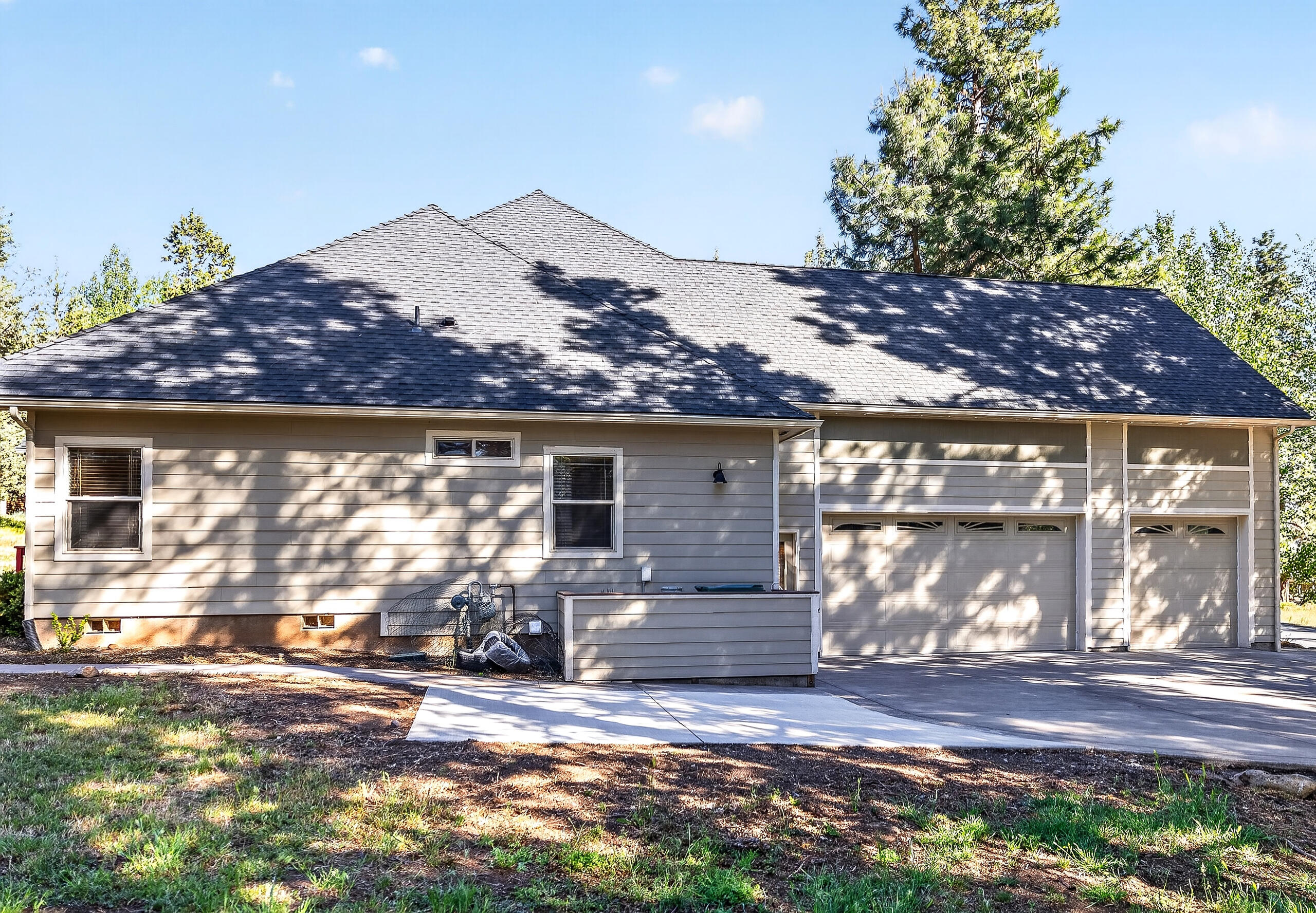 10421 Kestrel Road Klamath Falls, OR 97601 - Photo 7 of 56 a view of a house with backyard and sitting area