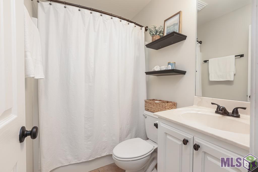 42365 Pebblestone Avenue Prairieville, LA 70769 - Photo 12 of 23 Guest bath