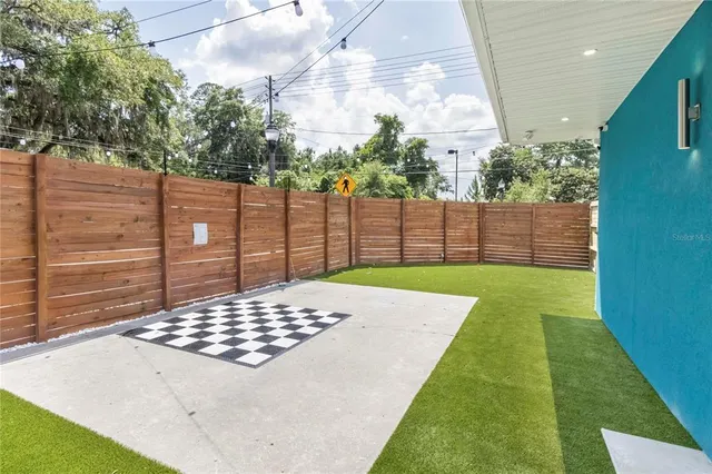 a view of a backyard