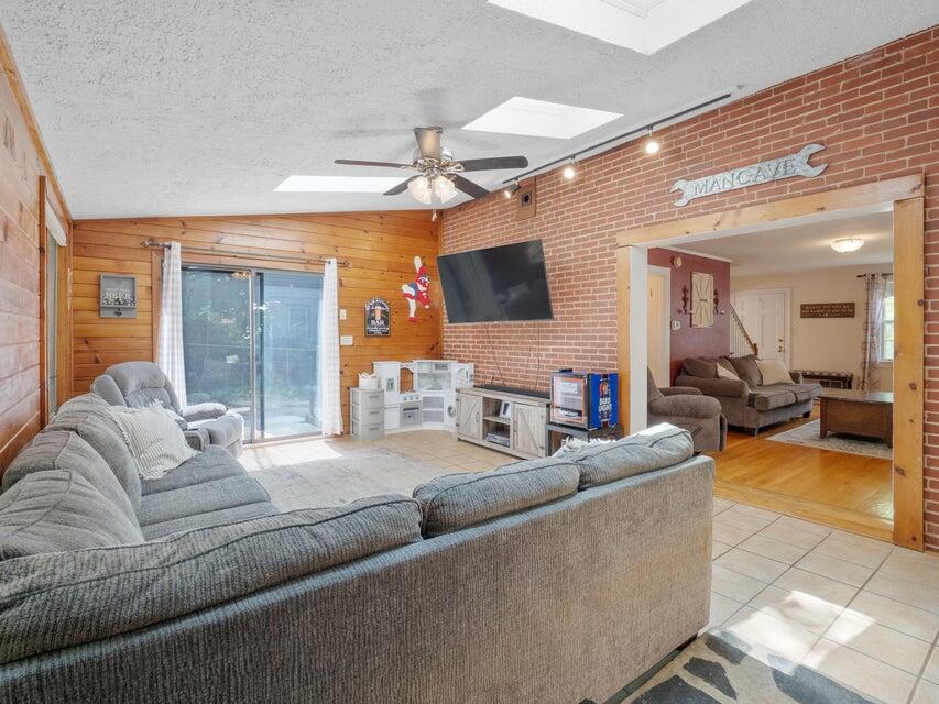 2612 Alberta Avenue Southwest Roanoke, VA 24015 - Photo 14 of 28 14