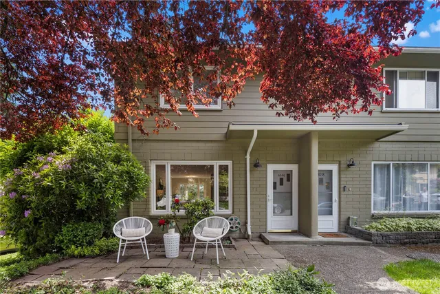 $3,200 | 4840 Terrace Drive Northeast, Unit 4840, Seattle, WA 98105