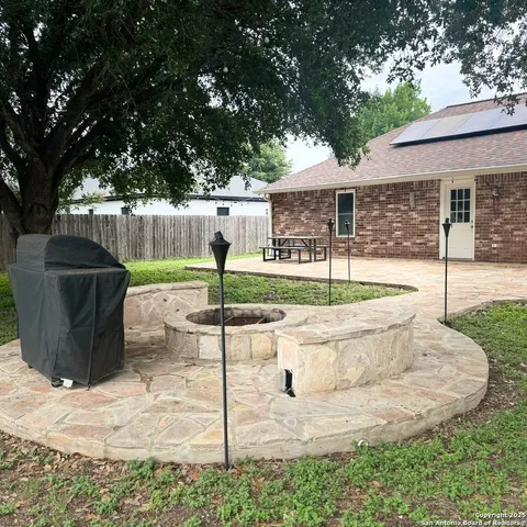 a view of a backyard