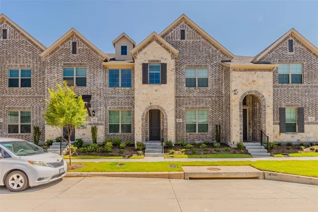 $2,900 | 682 Vista Oaks Road, Lewisville, TX 75067