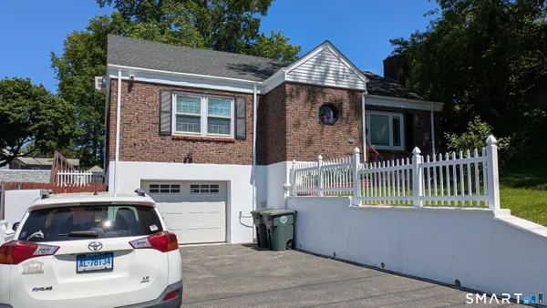 $1,800 | 657 Naugatuck Avenue, Milford, CT 06461