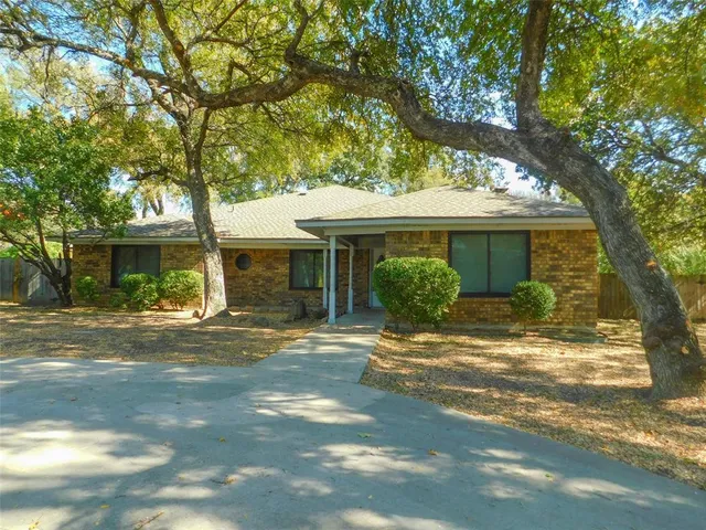 $1,995 | 110 Carolyn Lane, Shady Shores, TX 76208