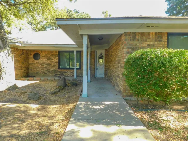 $1,995 | 110 Carolyn Lane, Shady Shores, TX 76208
