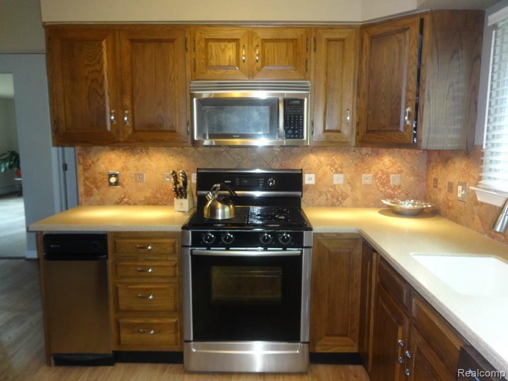8227 Hampton Road Grosse Ile, MI 48138 - Photo 8 of 22 Kitchen3.jpg