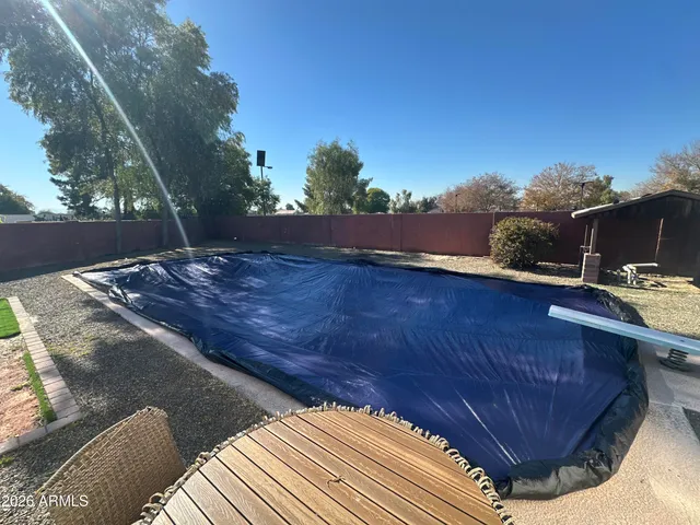 a view of a backyard