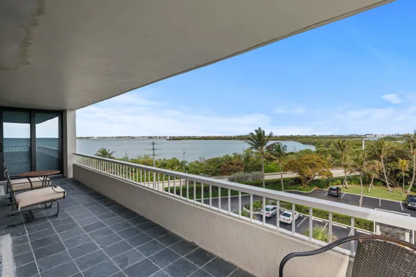 $925,000 | 5550 North Ocean Drive, Unit 5C, Singer Island, FL 33404