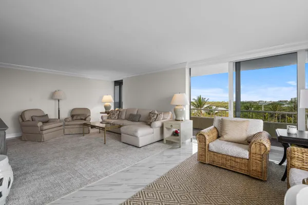 $925,000 | 5550 North Ocean Drive, Unit 5C, Singer Island, FL 33404