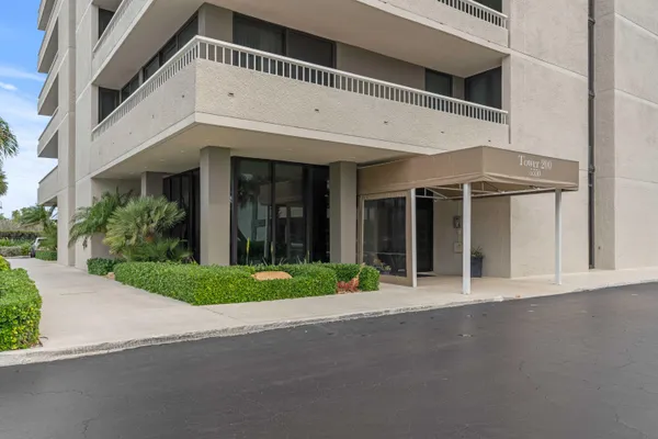 $925,000 | 5550 North Ocean Drive, Unit 5C, Singer Island, FL 33404