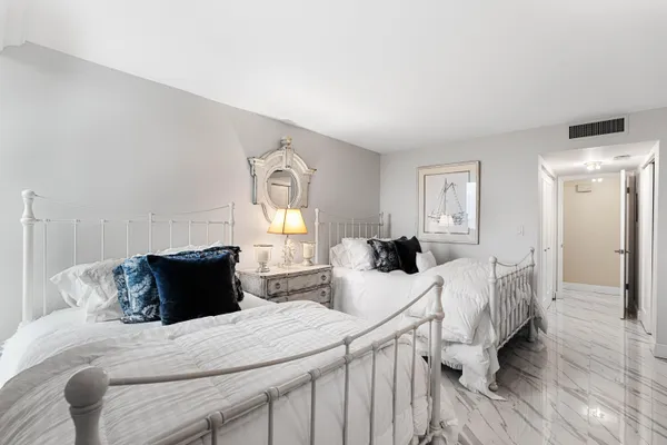 $925,000 | 5550 North Ocean Drive, Unit 5C, Singer Island, FL 33404