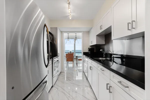 $925,000 | 5550 North Ocean Drive, Unit 5C, Singer Island, FL 33404