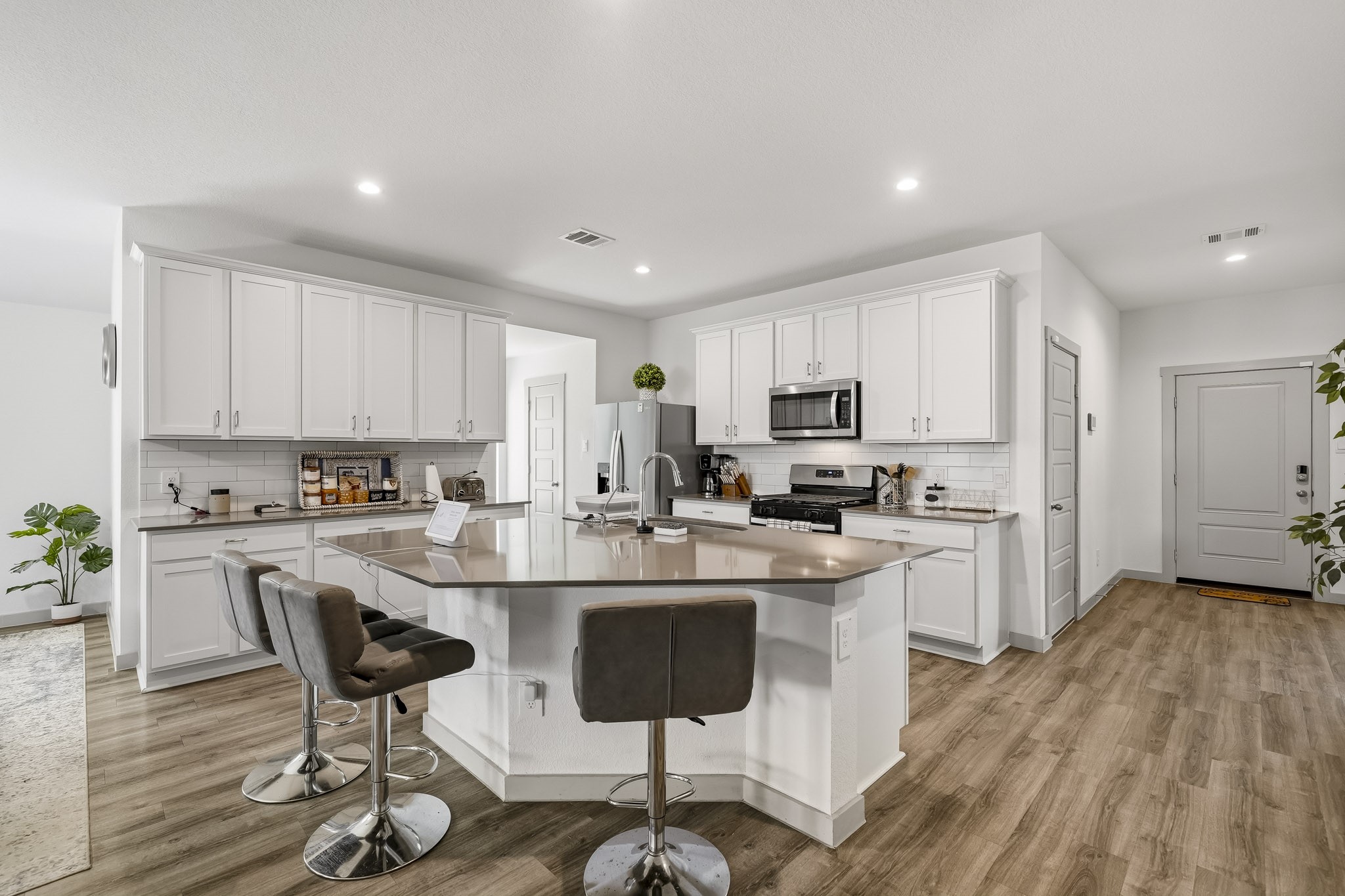 919 Tall Shire Court Rosharon, TX 77583 - Photo 7 of 19 Highlighting a distinct geometric island design, this spacious kitchen maximizes both counter area and storage capacity.