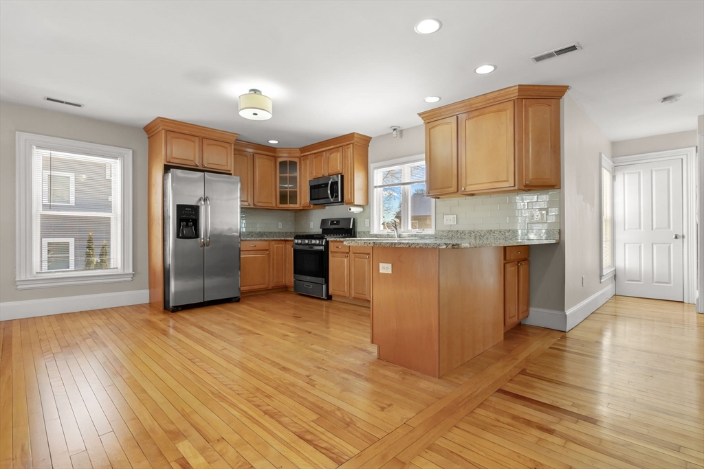 40 Avon Street, Unit 2 Wakefield, MA 01880 - Photo 3 of 29