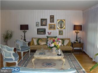 1136 Oliver Road Huntingdon Valley, PA 19006 - Photo 3 of 12 Living Room