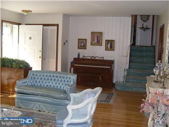 1136 Oliver Road Huntingdon Valley, PA 19006 - Photo 4 of 12 Living Room