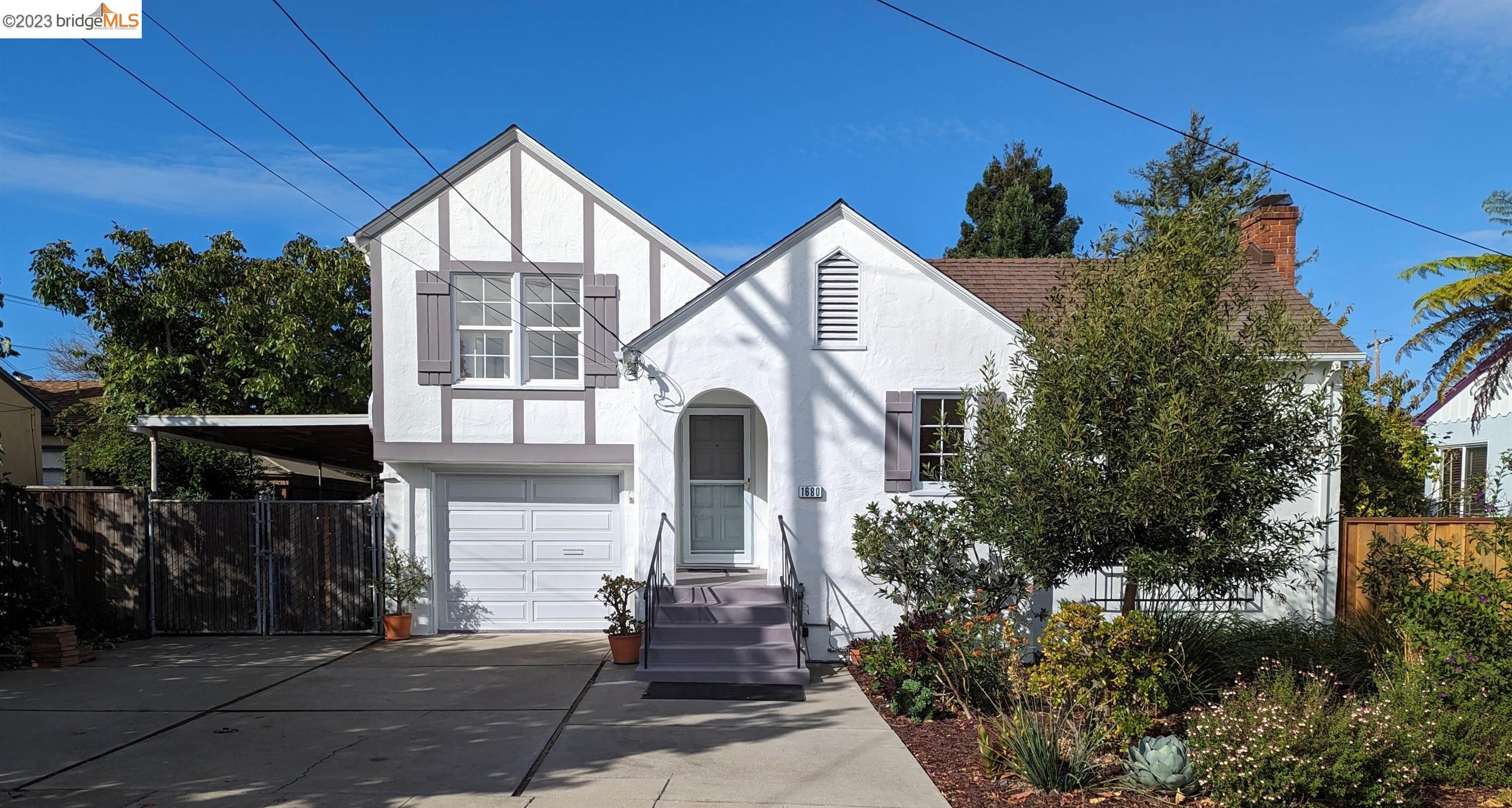 a view of a house with yard and plants