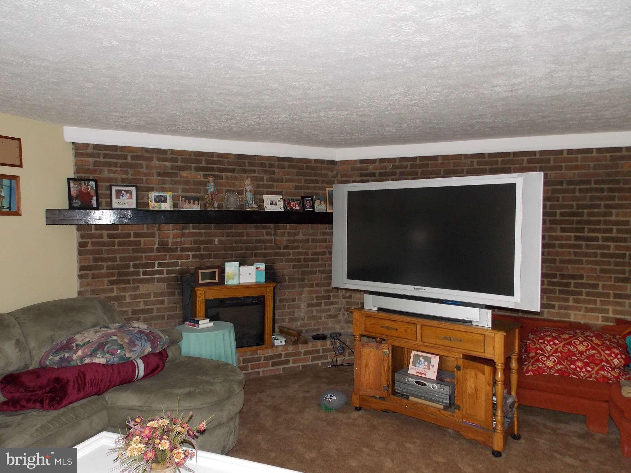 150 Dunlap Road Pasadena, MD 21122 - Photo 3 of 19 Living Room