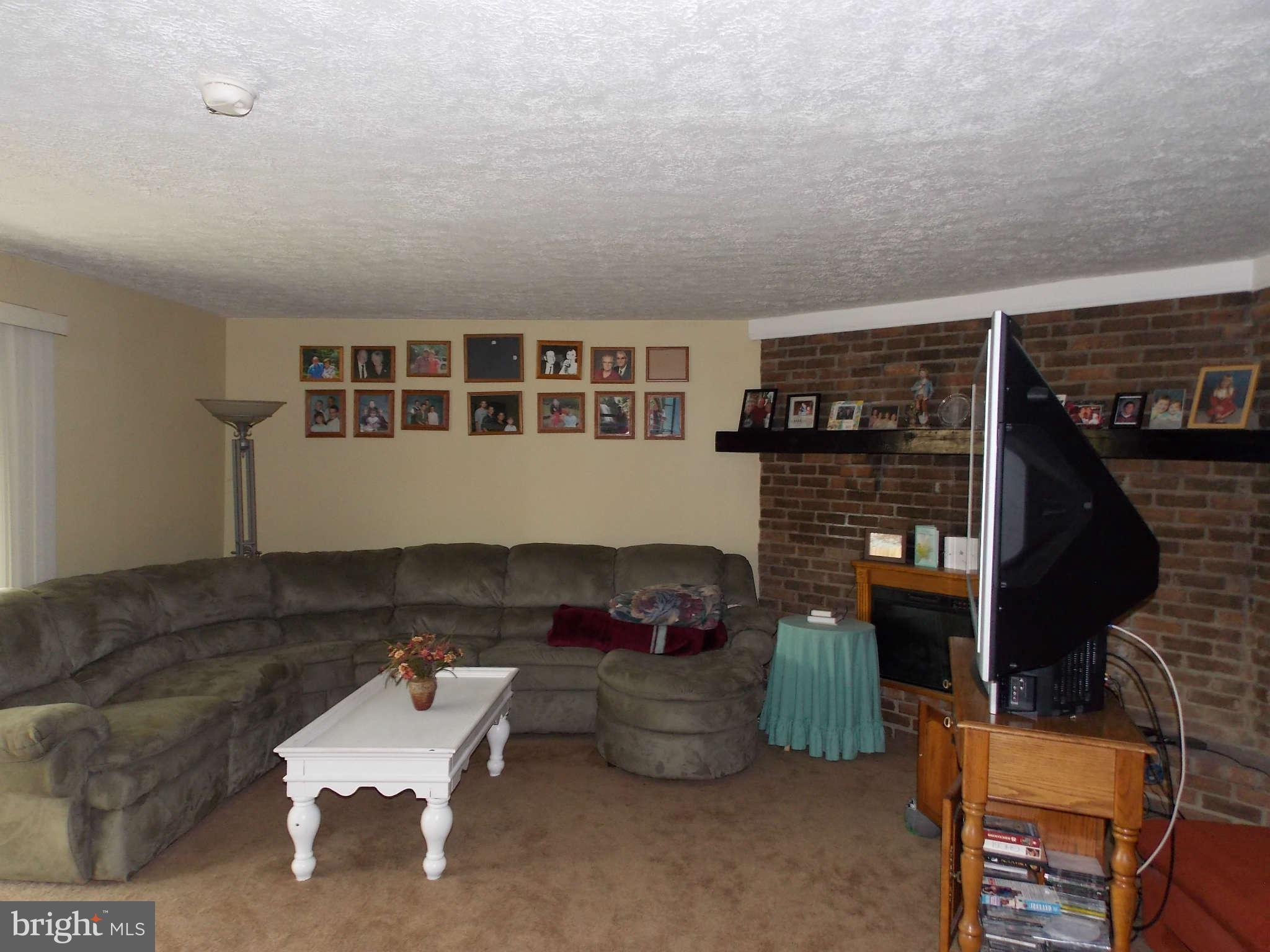 150 Dunlap Road Pasadena, MD 21122 - Photo 5 of 19 Living Room