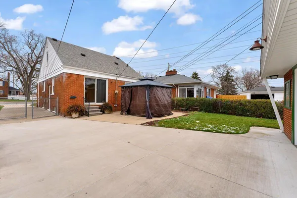 $1,700 | 573 Emmons Boulevard, Lincoln Park, MI 48146