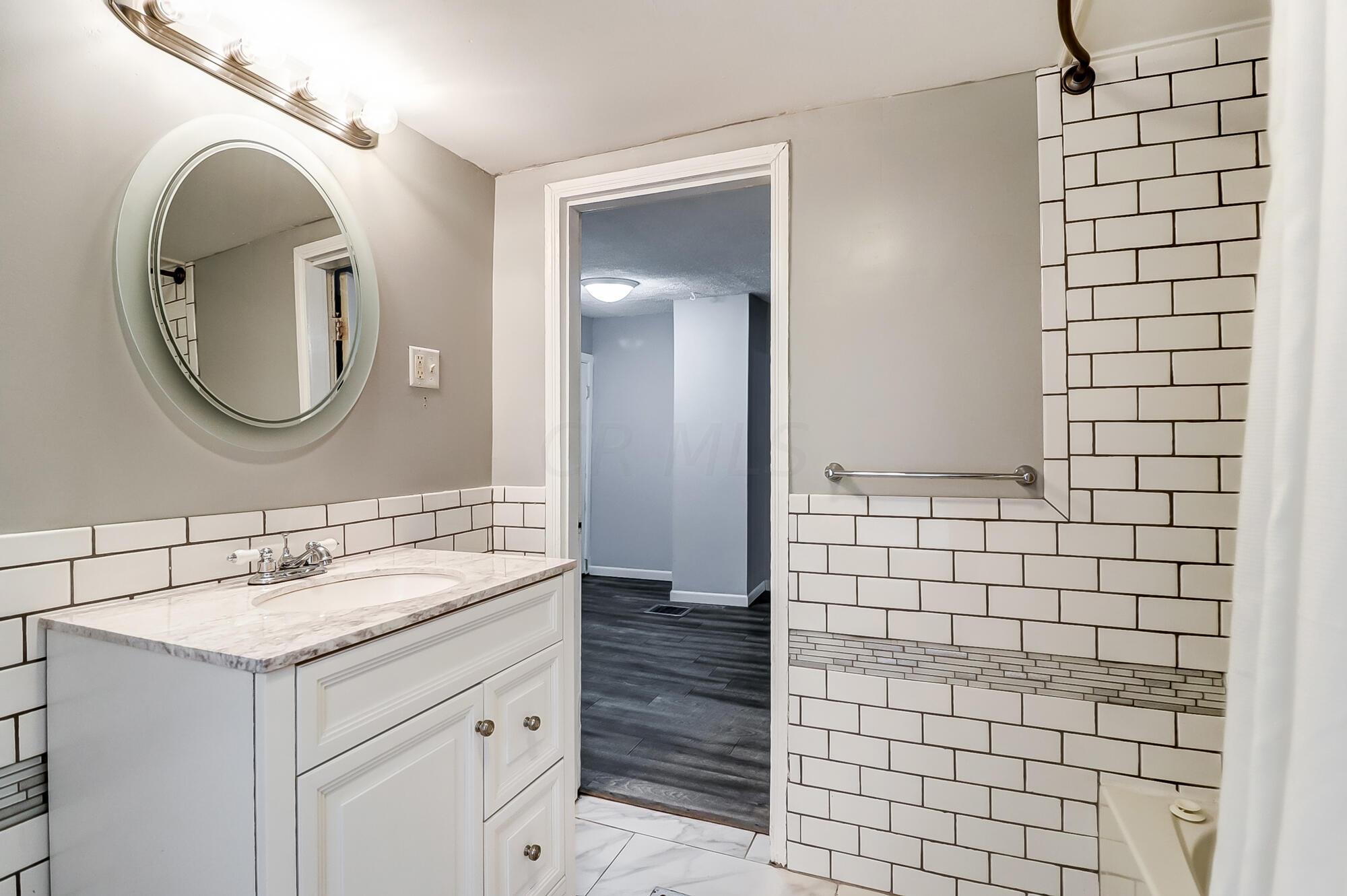 1045 Hart Road Columbus, OH 43223 - Photo 24 of 32 024