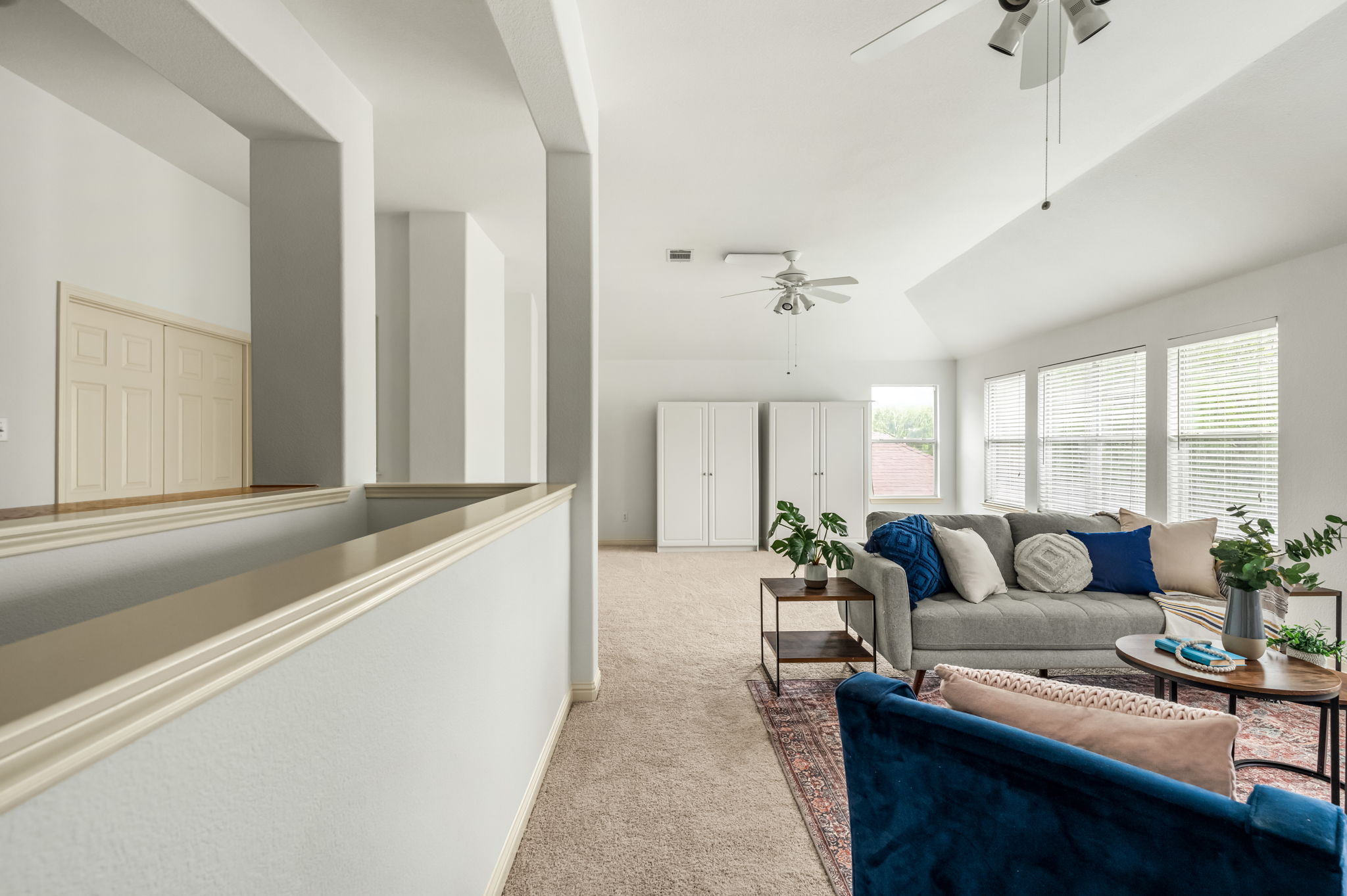 10004 Isle Royale Way Austin, TX 78747 - Photo 17 of 31 An inviting upper-level lounge area features soaring vaulted ceilings and ample natural light.