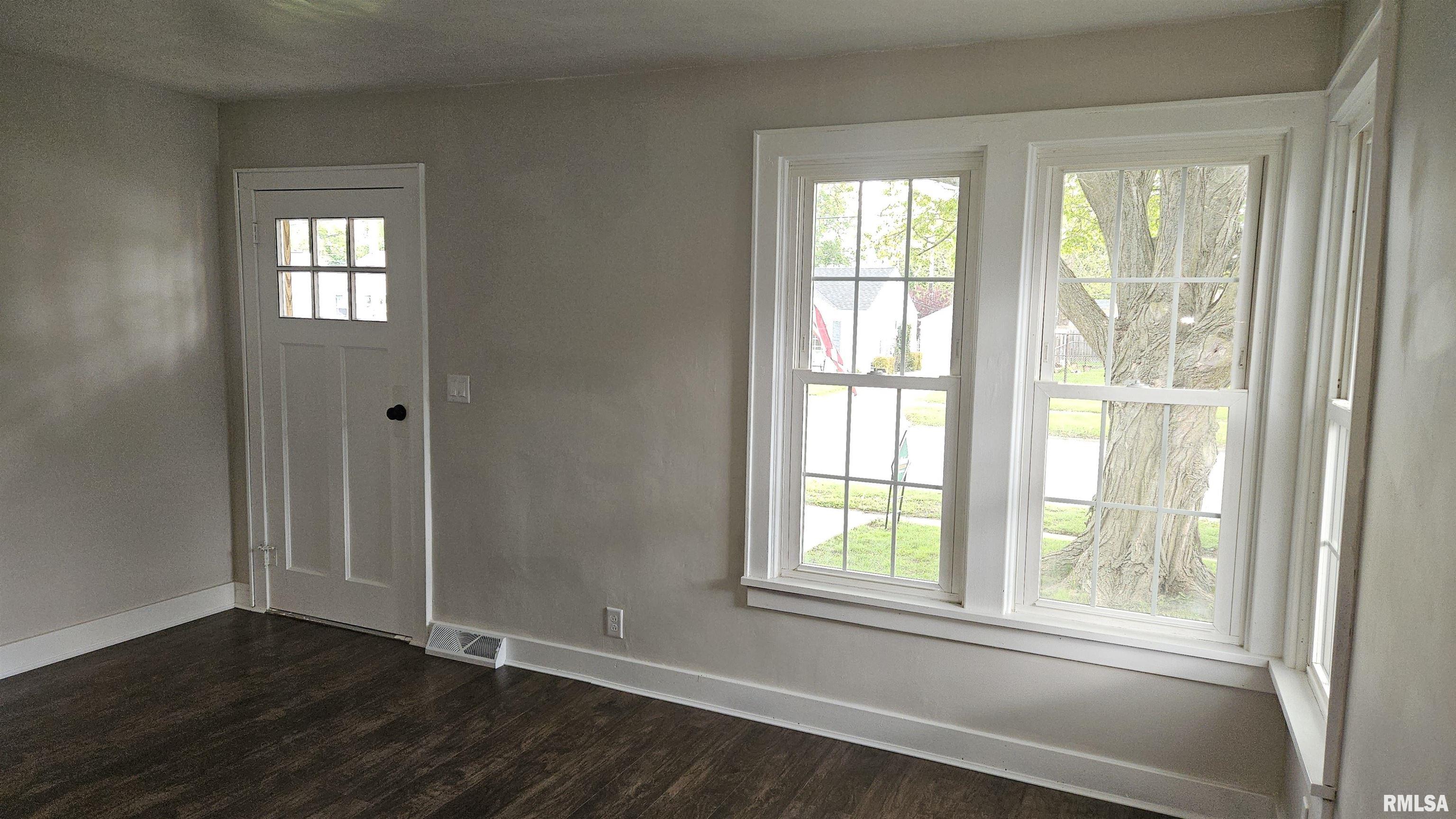 290 North 11th Avenue Canton, IL 61520 - Photo 4 of 34