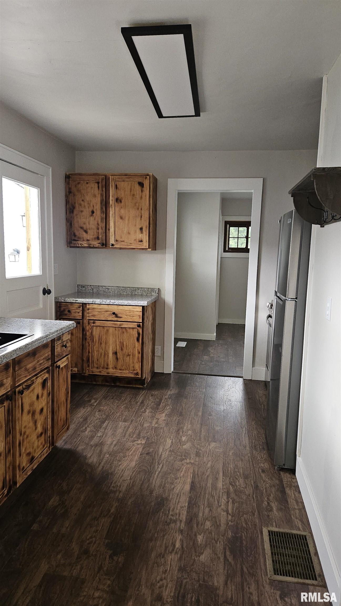 290 North 11th Avenue Canton, IL 61520 - Photo 8 of 34
