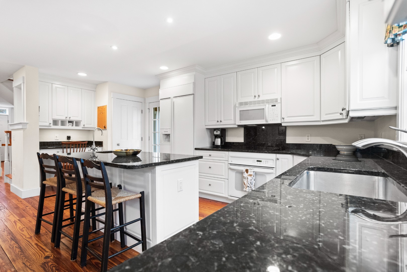 40 Goldfinch Drive Nantucket, MA 02554 - Photo 11 of 33 Kitchen