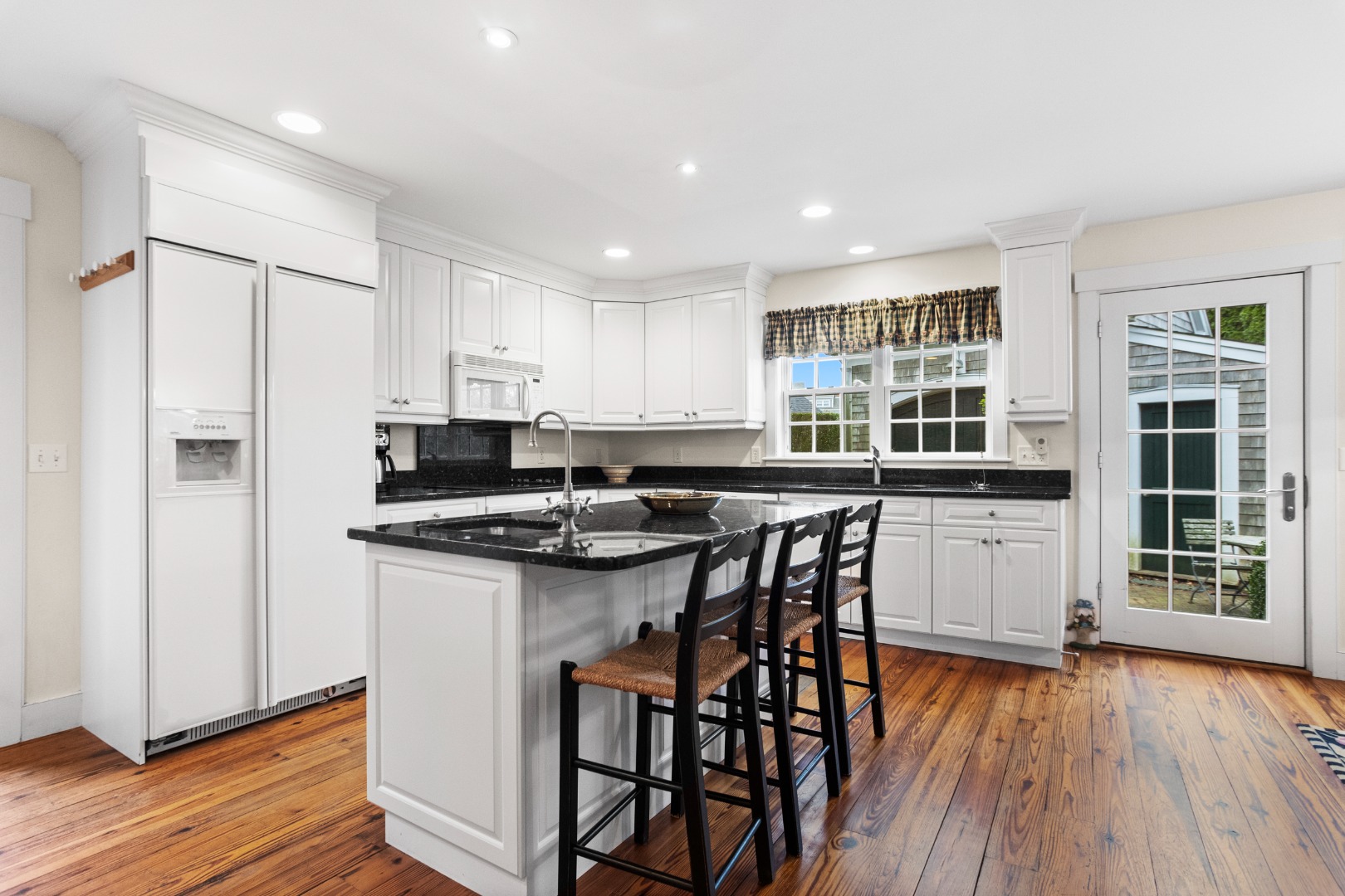 40 Goldfinch Drive Nantucket, MA 02554 - Photo 12 of 33 Kitchen with island