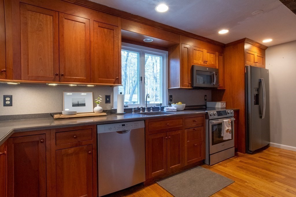 10 Robin Road Norfolk, MA 02056 - Photo 5 of 15 Gallery Image 5