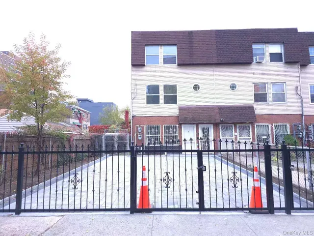 $928,000 | 2096 Randall Avenue | Castle Hill