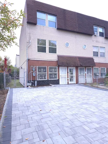 $928,000 | 2096 Randall Avenue | Castle Hill