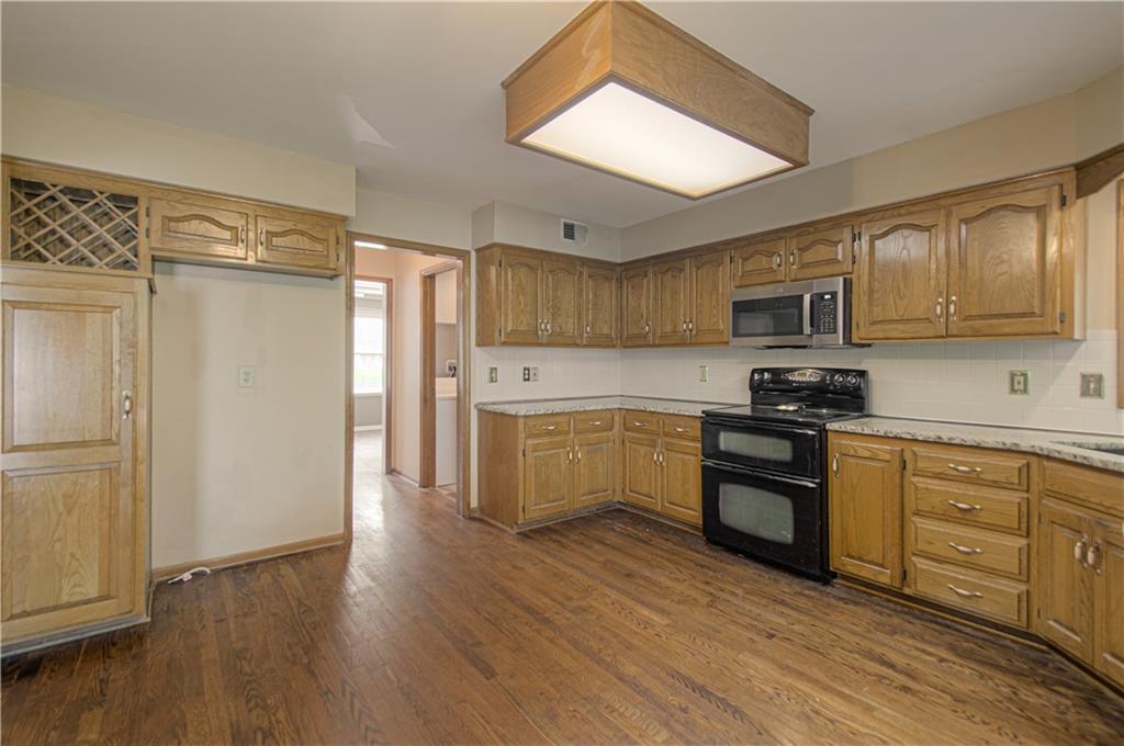 8209 Bell Road Lenexa, KS 66219 - Photo 14 of 49