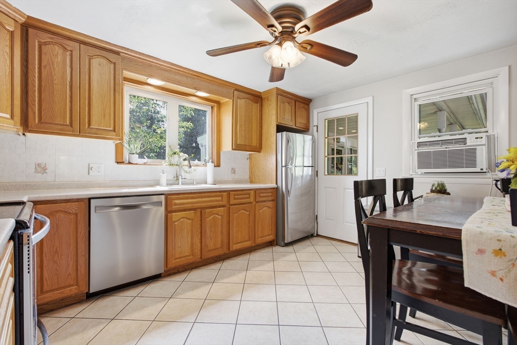 6 Locke Road Billerica, MA 01821 - Photo 5 of 42 Gallery Image 5