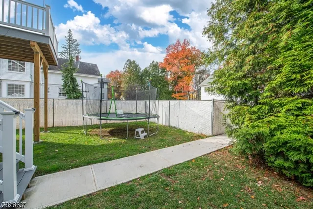 a view of a back yard