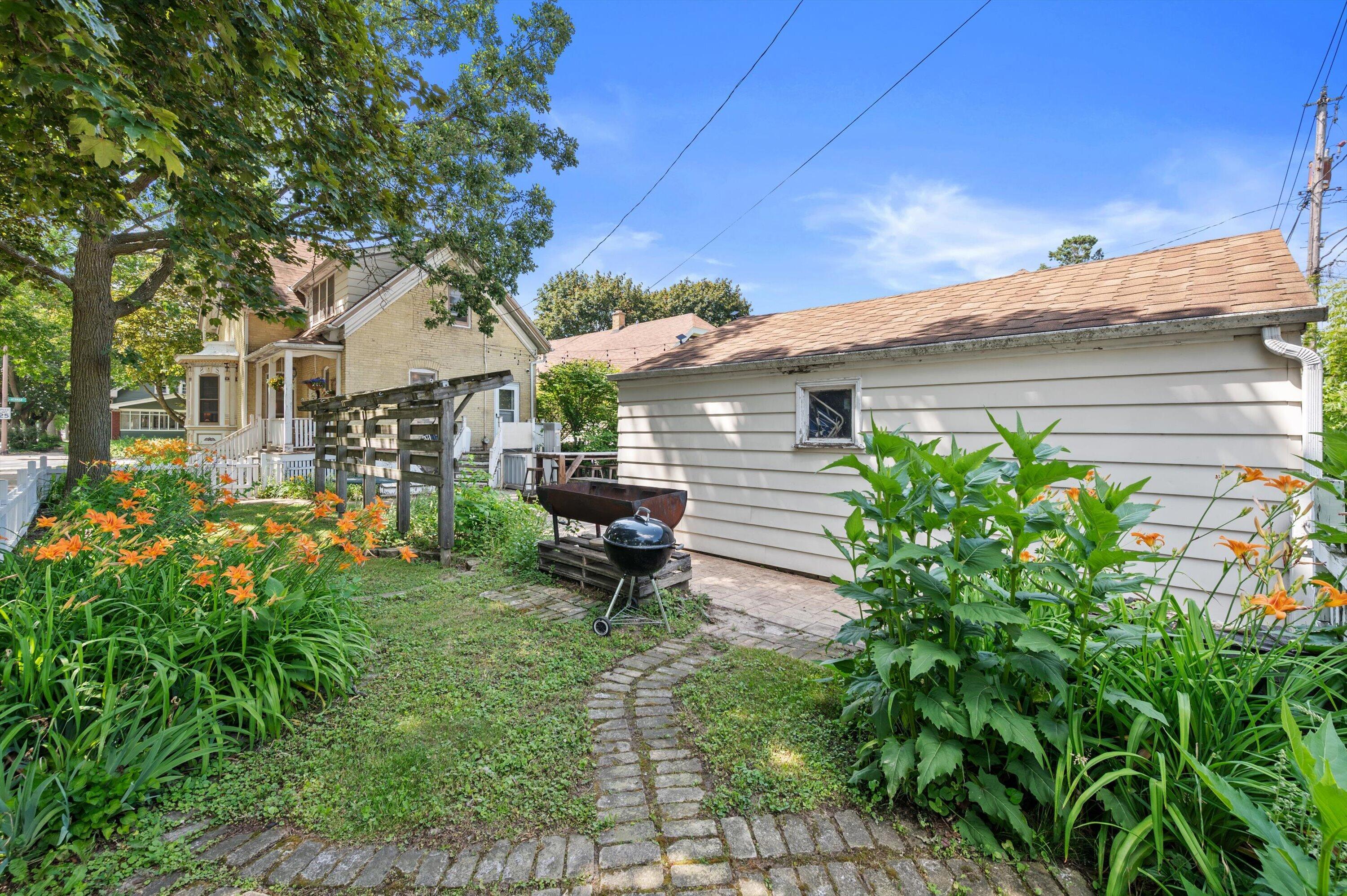 3174 South Herman Street Milwaukee, WI 53207 - Photo 5 of 25 Garage