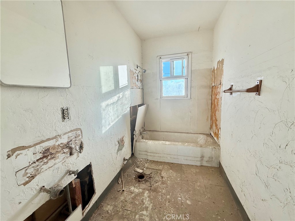12331 Beech Street Trona, CA 93562 - Photo 16 of 16 a view of a livingroom with an empty room