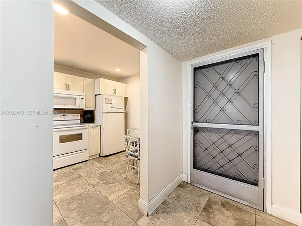$1,400 | 410 Southeast 2nd Street, Unit 115, Hallandale Beach, FL 33009