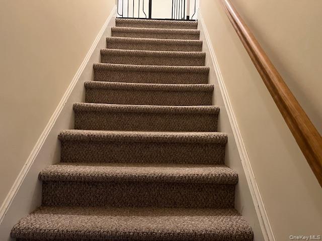225 Thompson Shore Road, Unit 2F Manhasset, NY 11030 - Photo 11 of 15 a view of entryway