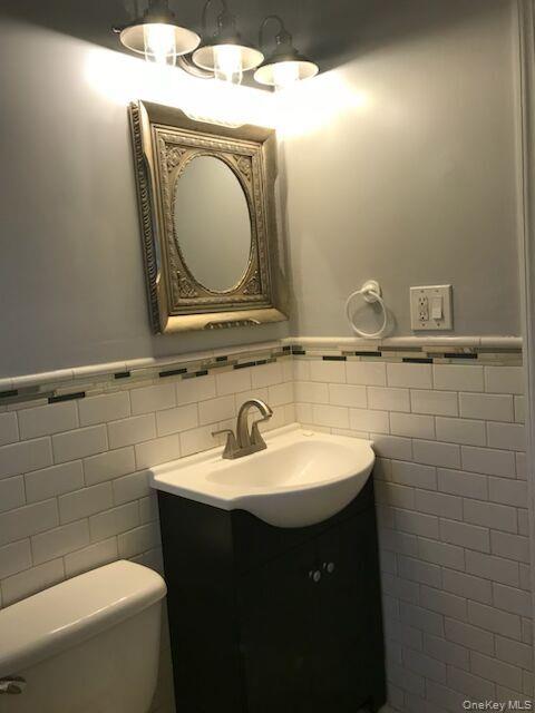 225 Thompson Shore Road, Unit 2F Manhasset, NY 11030 - Photo 14 of 15 a bathroom with a sink and a mirror