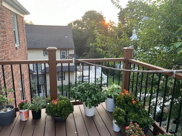 225 Thompson Shore Road, Unit 2F Manhasset, NY 11030 - Photo 9 of 15 a view of a garden with a flower garden