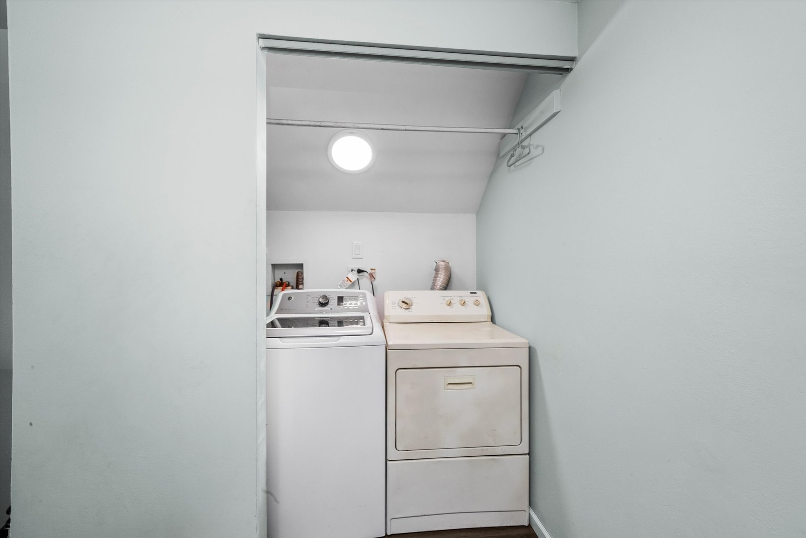 473 Rockhurst Road Bolingbrook, IL 60440 - Photo 21 of 26 a utility room with dryer and washer