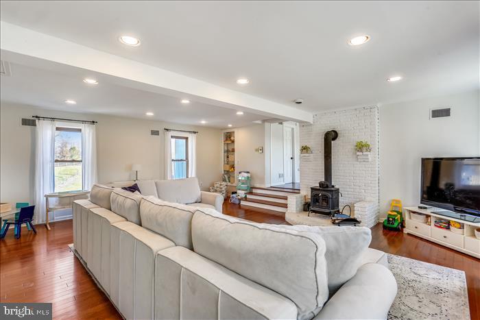 9333 Watkins Road Gaithersburg, MD 20882 - Photo 18 of 65 a living room with furniture and a flat screen tv