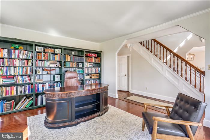 9333 Watkins Road Gaithersburg, MD 20882 - Photo 27 of 65 a living room with furniture and a book shelf