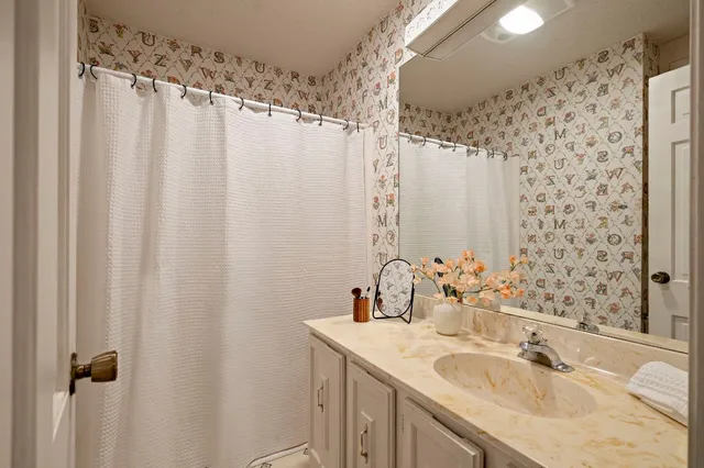 $885,000 | 3908 Knollwood Drive, Austin, TX 78731