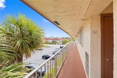 $105,000 | 700 Southeast 6th Avenue, Unit 314, Deerfield Beach, FL 33441