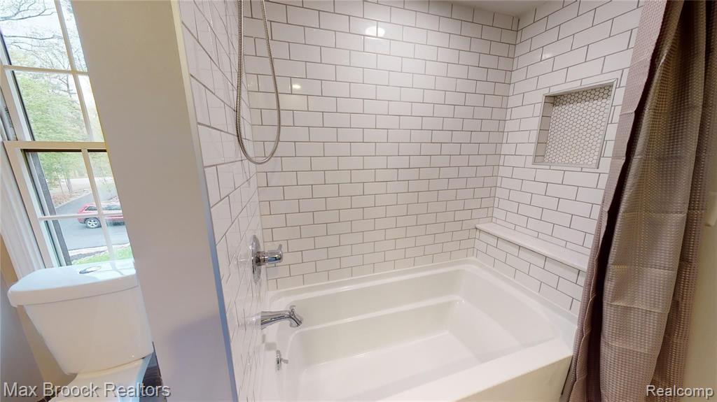 4990 Arrowhead Road West Bloomfield, MI 48323 - Photo 23 of 48